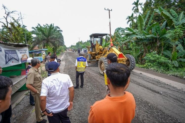 Tinjau Perbaikan Jalan Inhu-Inhil, Gubernur Riau Minta Dinas PUPR Gerak Cepat