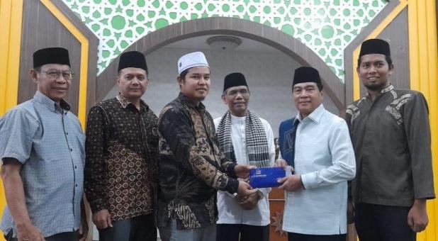 UMRI Beserta Komisi VIII DPR RI Santuni 1500 Fakir Miskin