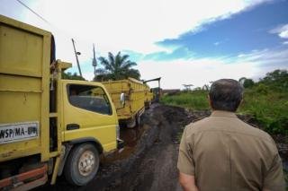 Gubernur Riau Geram, Truk Odol Jadi Penyebab Jalan di Inhu-Inhil Rusak
