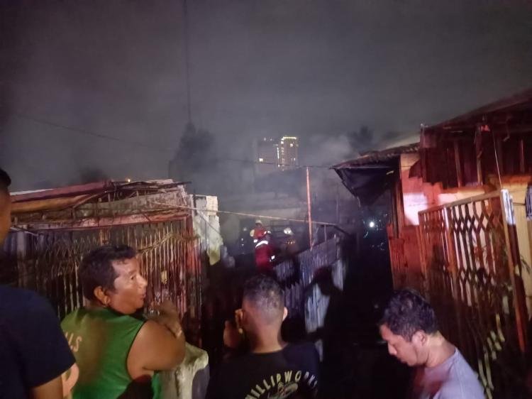 DPKP Berjibaku Padamkan Kebakaran di Pangeran Hidayat Pekanbaru