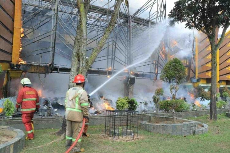12 Unit Mobil Damkar Dikerahkan Jinakkan Api di MPP Pekanbaru