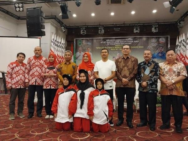 Kadispora Lepas Dua Atlet Senam SOIna Riau Menuju Berlin