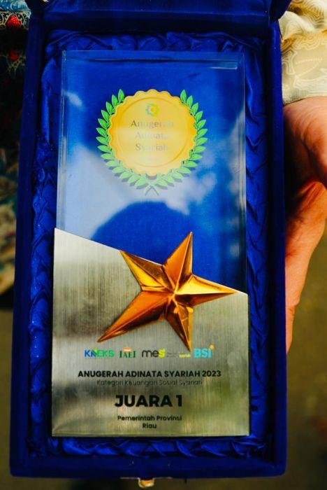 Gubri Syamsuar Boyong 6 Penghargaan dari 10 Kategori Anugerah Adinata Syariah 2023