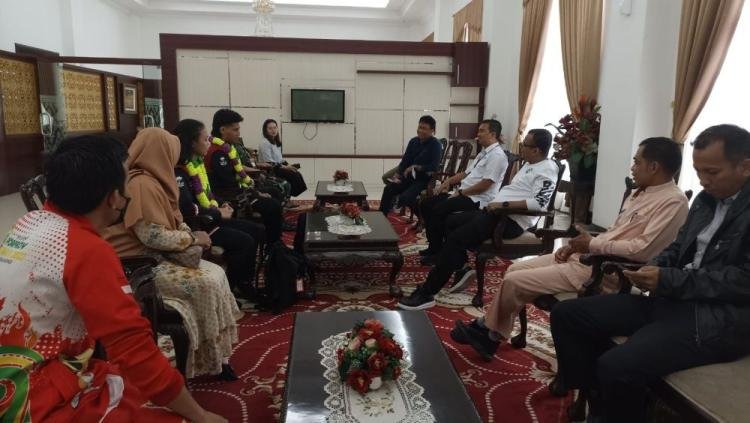Peraih Medali Emas SEA Games Asal Riau M Hafiz dan Wan Annisa Tiba di Pekanbaru