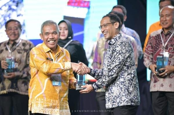 Komitmen Dukung Program Merdeka Belajar, Gubernur Riau Syamsuar Dianugerahi Penghargaan