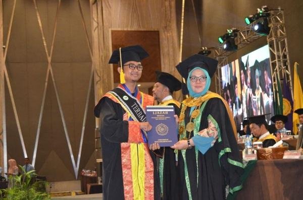 Raih IPK 3,91, Junaris Alfianto Jadi Pemuncak Wisuda Umri ke-24
