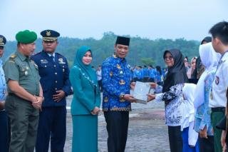 Hardiknas, Pj Wali Kota Terima Buku Gurindam Kalbu se-ASEAN Karya 9 Guru Terbaik