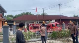 DPKP Pekanbaru Turunkan Tim Padamkan Kebakaran Gedung Bawaslu Riau