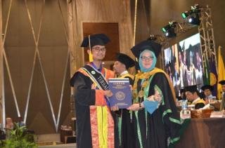 Raih IPK 3,91, Junaris Alfianto Jadi Pemuncak Wisuda Umri ke-24