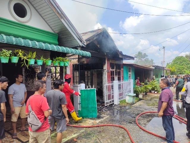 DPKP Pekanbaru Padamkan Kebakaran Rumah di Rumbai