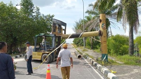 Patah Ditabrak Truk, Dinas PUPR Riau Perbaiki Besi Portal Jembatan Siak 1
