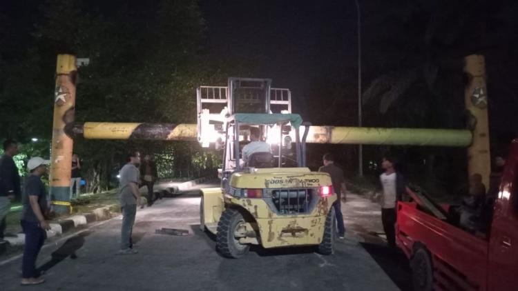 Subuh Tadi, Petugas Dinas PUPR Kembali Pasang Portal Jembatan Leighton