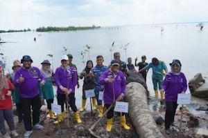 DLHK Riau Tanam 1.500 Bibit Mangrove di Pantai Marina Dumai
