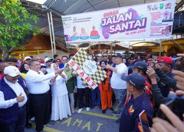 Jaga Kebugaran, Wagubri Jalan Santai bersama Warga Pekanbaru