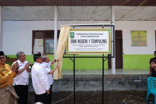 Penuhi Kebutuhan Siswa Masuk Sekolah Negeri, Gubri Syamsuar Resmikan SMK Negeri 1 Tempuling