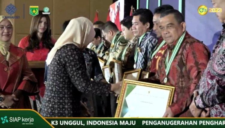 Gubernur Riau Dianugerahi Penghargaan Pembina K3 Terbaik 2023 Oleh Kemenaker