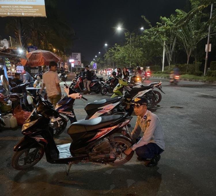Ban Motor Digembosi, Dua Jukir Liar Diangkut Dishub Pekanbaru