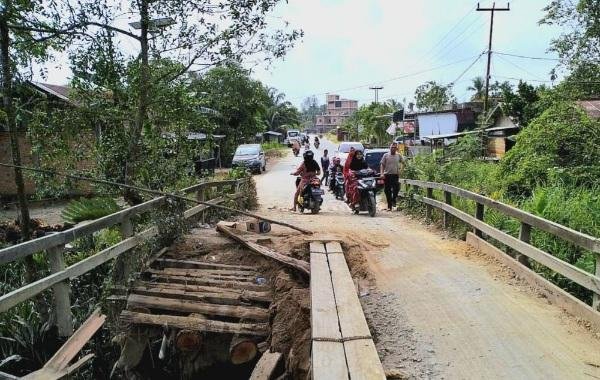 Dinas PUPR Riau Gerak Cepat Perbaiki Jembatan Ambruk di Keritang Inhil