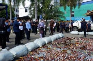 Bea Cukai Tembilahan Musnahkan 4 Juta Batang Rokok dan Ratusan Botol Miras