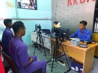 Disdukcapil Lakukan Perekaman KTP Elektronik di SMK Akbar dan Aktivasi IKD di Disdik Riau