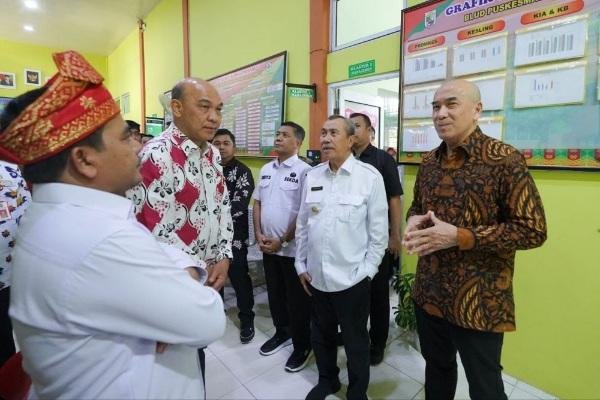 Bersama Menkes, Gubernur Syamsuar Kunjungi Puskesmas Berkilau Pangkalan Kerinci