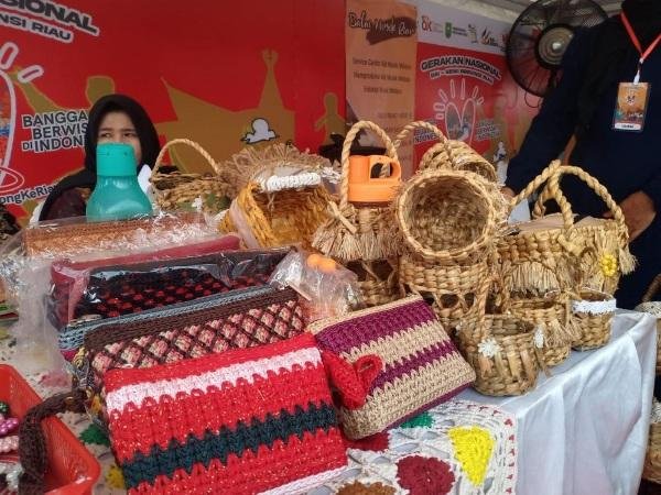 Gernas BBI-BBWI, UMKM Asal Kampar Tampilkan Kerajinan dari Eceng Gondok