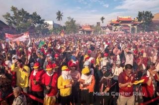 Iven Bakar Tongkang, Wisman Mancanegara Mulai Berdatangan ke Rohil