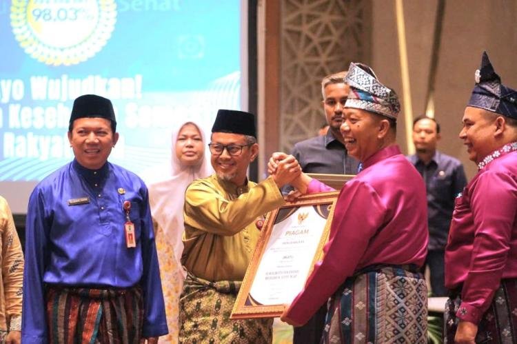 Rakor JKN Kabupaten Kota se Provinsi Riau, Pemko Pekanbaru Terima Penghargaan UHC