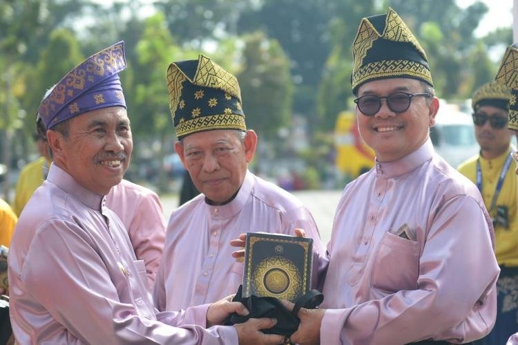 Para Mantan Gubernur Riau menerima Mushaf Bernuansa Melayu dari Gubri Syamsuar