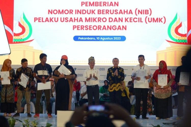 Menteri Investasi Serahkan NIB Kepada 650 UKM Perseorangan di Riau