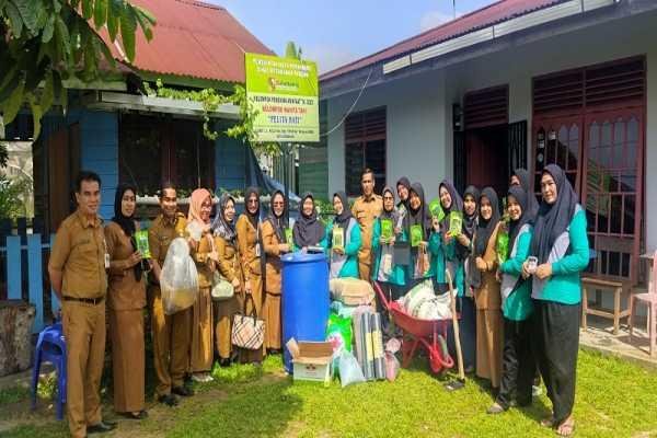 Disketapang Pekanbaru Serahkan Program Pemberdayaan Masyarakat Kepada KWT Pelita Hati
