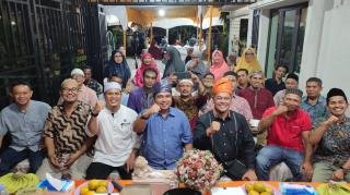 Dalam Reses, Anggota DPRD Pekanbaru Hamdani Diberi Hadiah Oleh Tokoh Masyarakat Wonorejo