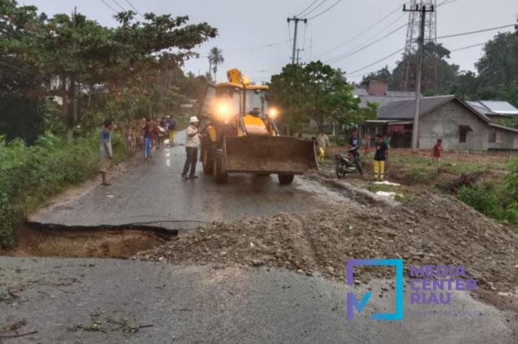 Jalan Pasirpengarain-Ujung Batu Terputus, PUPR Riau Turunkan Alat Berat