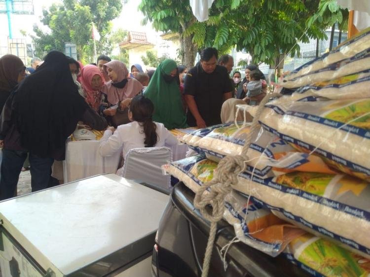 Warga Antusias Ikuti Operasi Pasar Murah Pemprov Riau di Kantor Camat Sukajadi Pekanbaru