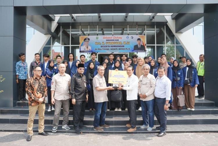 Gubri Syamsuar Salurkan Bantuan Beasiswa Kepada Politeknik Negeri Bengkalis