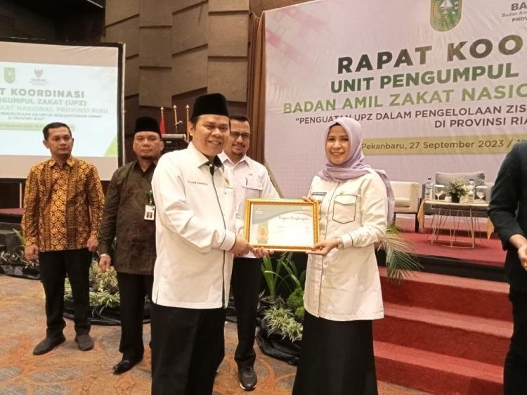 Kumpulan Zakat Rp3 Miliar, RSUD Arifin Achmad Terima Penghargaan BAZNAS Riau
