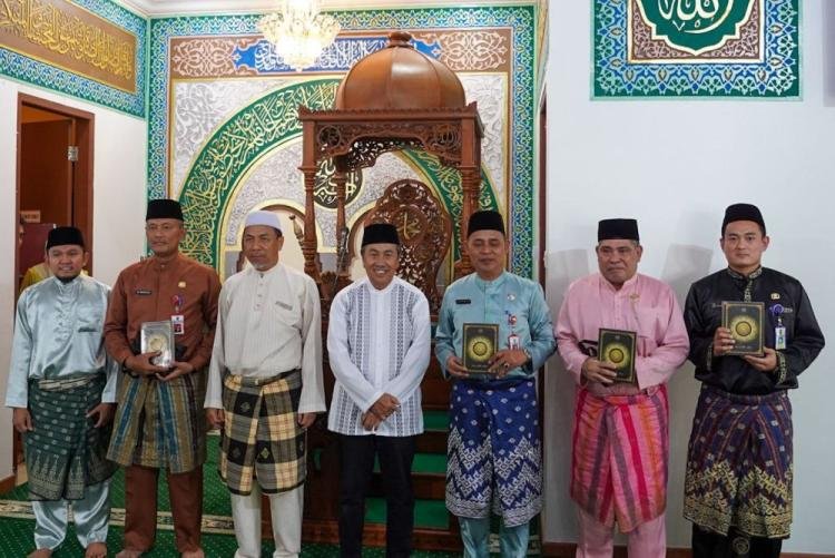 Gubri Syamsuar Serahkan 1000 Wakaf Al - Qur’an Cetakan Maqari