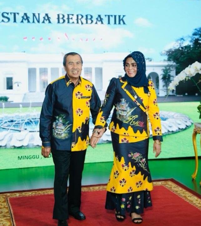 Hadiri Istana Berbatik, Gubernur Syamsuar dan Istri Promosi Batik Riau