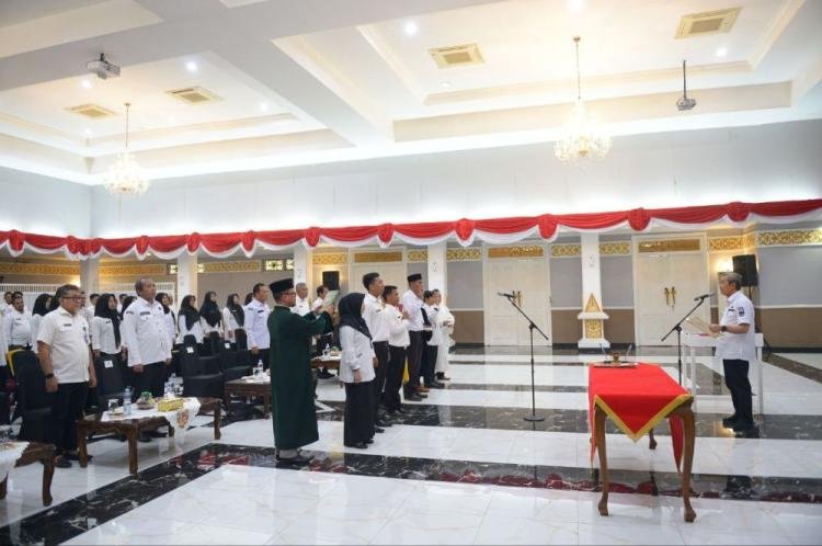 Gubri Syamsuar Lantik PPPK Tenaga Teknis dan Guru di Lingkup Pemprov Riau