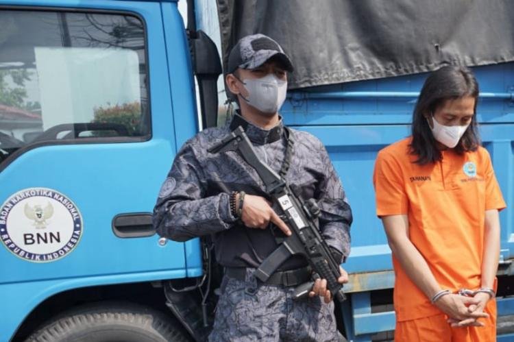 Coba Selundupkan Ganja Dari Bandara, Pria Gondrong Diamankan BNN Riau