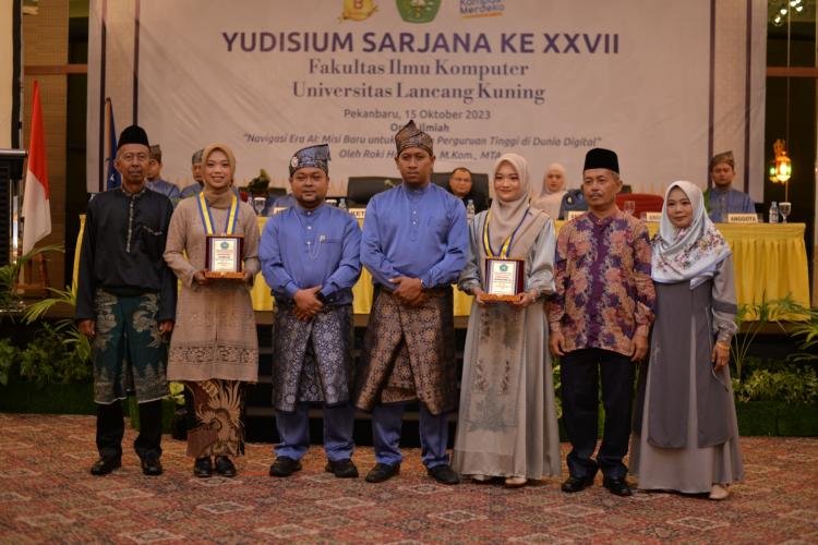 Beasiswa Pemprov Riau Mengantar Lola Amelia Jadi Pemuncak Yudisium Fasilkom Unilak