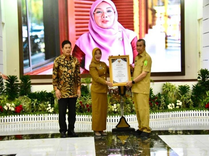 Diserahkan Gubernur Riau, Kabupaten Kampar Raih Penghargaan UHC dengan Persentase 97,70%