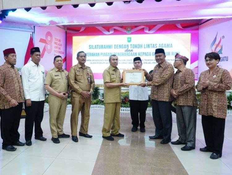 Gubernur Syamsuar Terima Penghargaan Sebagai Tokoh Kerukunan Nasional