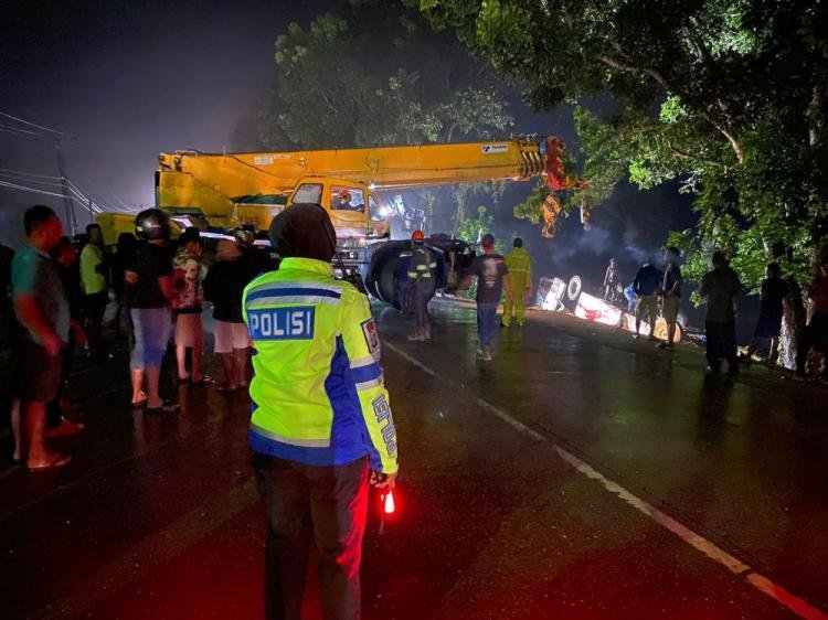 Bus Angkut 45 Karyawan RAPP Masuk Jurang, 1 Penumpang Tewas