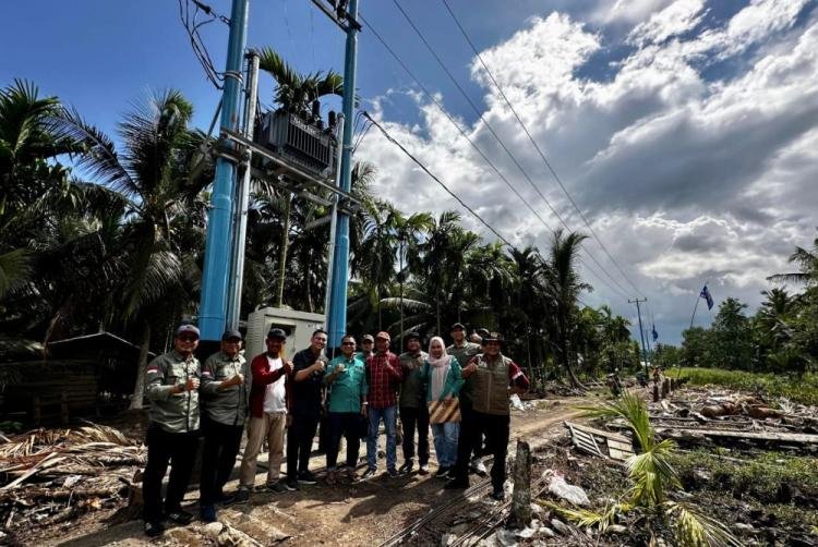 Pemprov Riau Bangun Jaringan Listrik di Desa Terusan Kempas Inhil