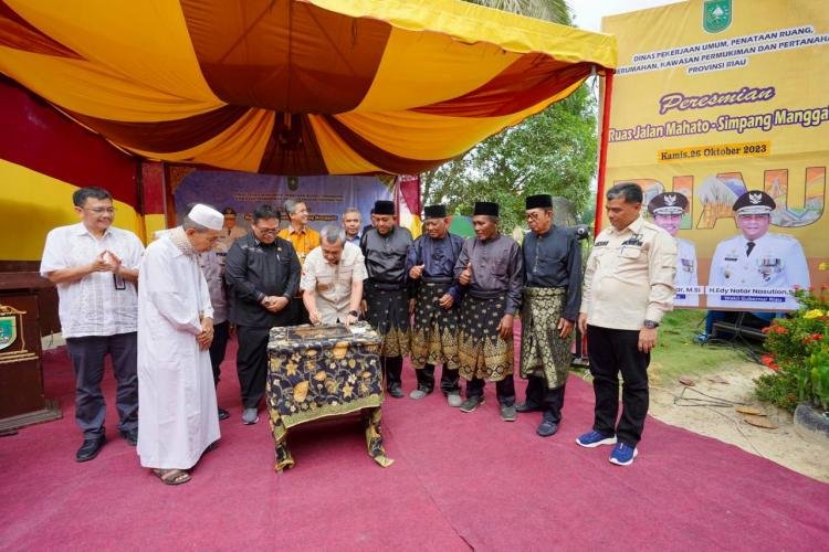 Gubri Syamsuar Resmikan Jalan Lintas Mahato - Manggala Rohil