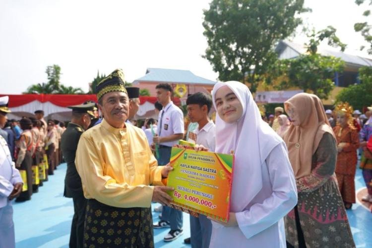 Gubri Syamsuar Serahkan Sagu Hati pada Siswa Berprestasi