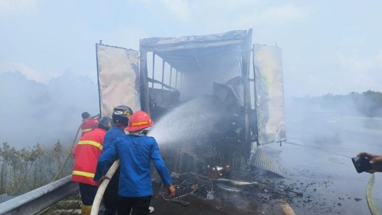 Mobil Box Bermuatan Sepeda Listrik Terbakar di Tol Pekanbaru-Dumai
