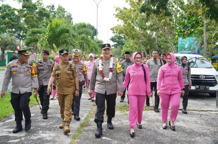 Genggaman Tangan Istri Bikin Semangat Kerja Jenderal Bintang 2