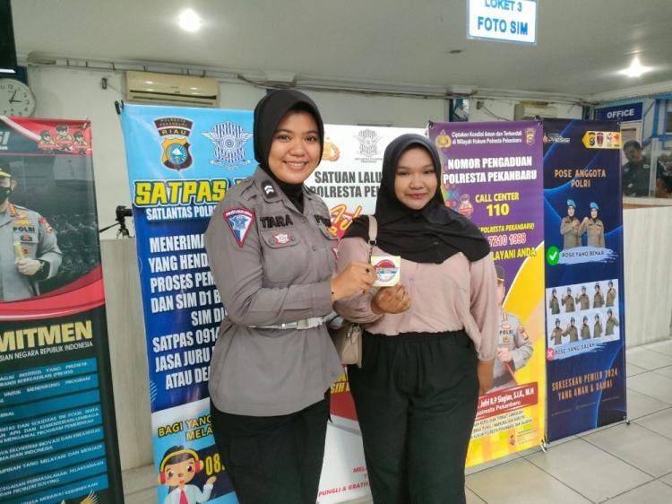 Bagikan Stiker Tertib Helm, Satpas Polresta Pekanbaru Edukasi Penerima SIM C